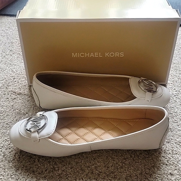 Michael Kors Lillie Leather Slip On Optic White Sz 8M - Picture 1 of 8